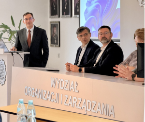 Prof. Sławomir Wawak podczas seminarium