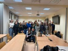 Dnia 18 stycznia 2024 roku na Uniwersytecie Ekonomicznym w Krakowie odbyła się debata zorganizowana przez studentów trzeciego roku Zarządzania Projektami w ramach zajęć Projekty w społeczności lokalnej prowadzonych przez Panią Doktor Marię Łuszczyńską.
